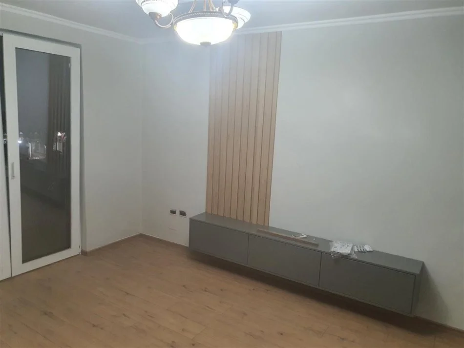 Tirane, jepet me qera apartament 1+1+Ballkon Kati 3, 60 m² 750 € (Sheshi Wilson)