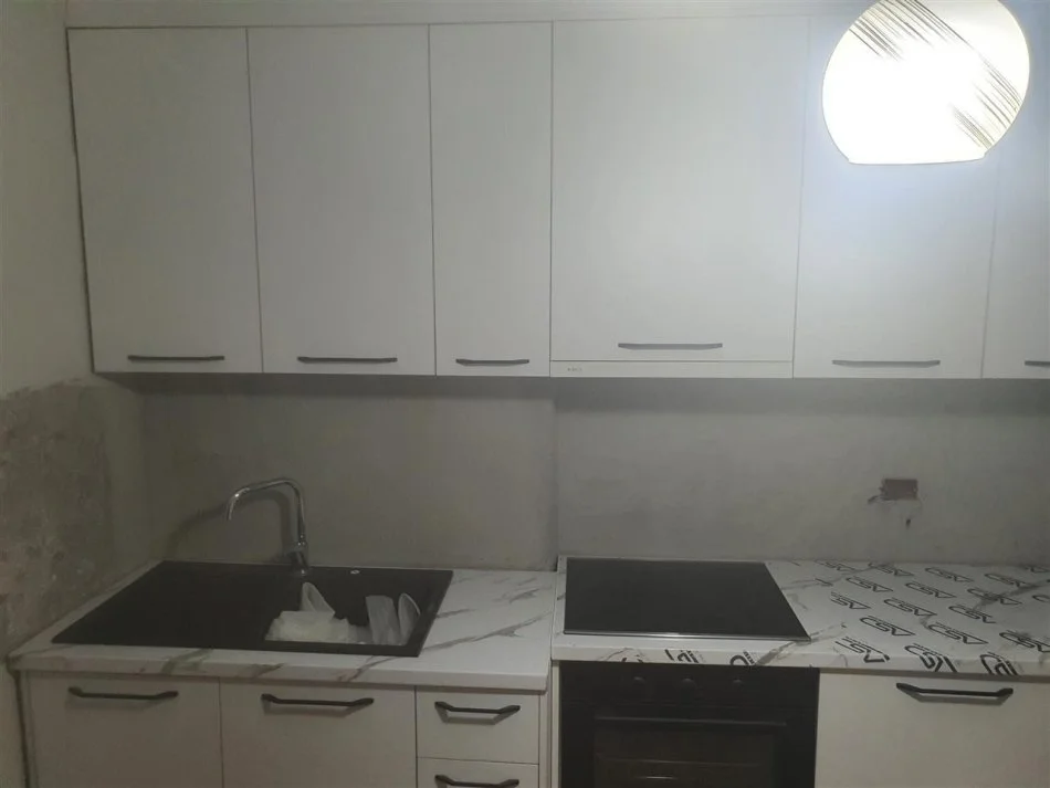 Tirane, jepet me qera apartament 1+1+Ballkon Kati 3, 60 m² 750 € (Sheshi Wilson)