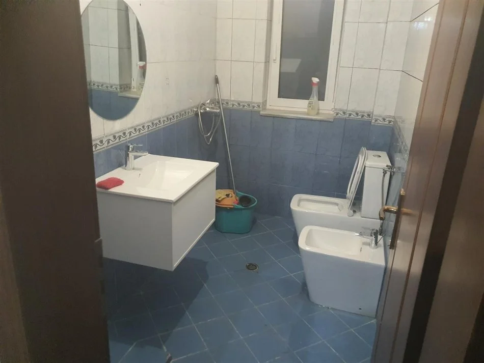 Tirane, jepet me qera apartament 1+1+Ballkon Kati 3, 60 m² 750 € (Sheshi Wilson)