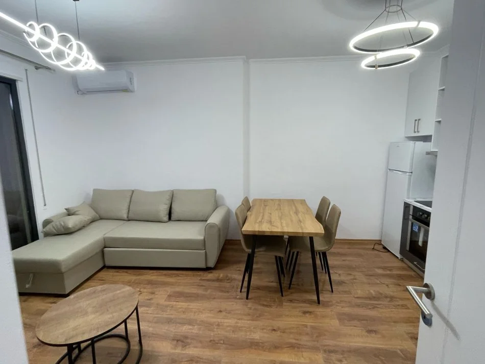 Tirane, jepet me qera apartament 1+1+Ballkon Kati 3, 70 m² 550 € (Jordan Misja)