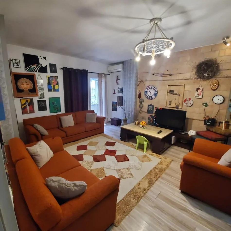 Tirane, jepet me qera apartament 2+1 Kati 2, 95 m² 600 € (komuna e parist)