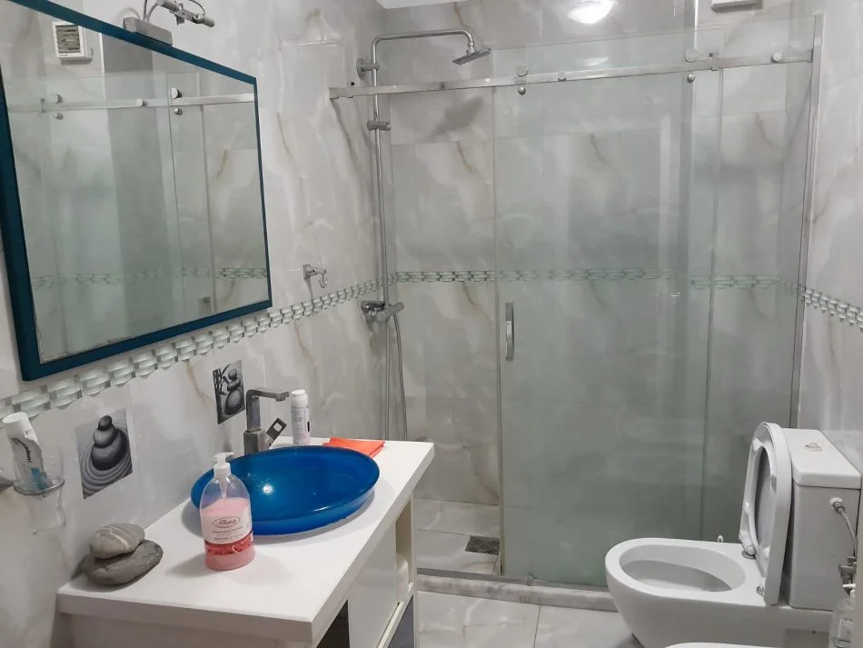Tirane, jepet me qera apartament 2+1 Kati 2, 95 m² 600 € (komuna e parist)