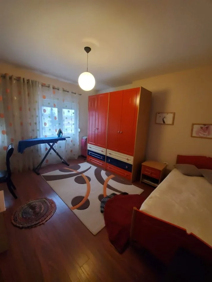 Tirane, jepet me qera apartament 2+1 Kati 2, 95 m² 600 € (komuna e parist)