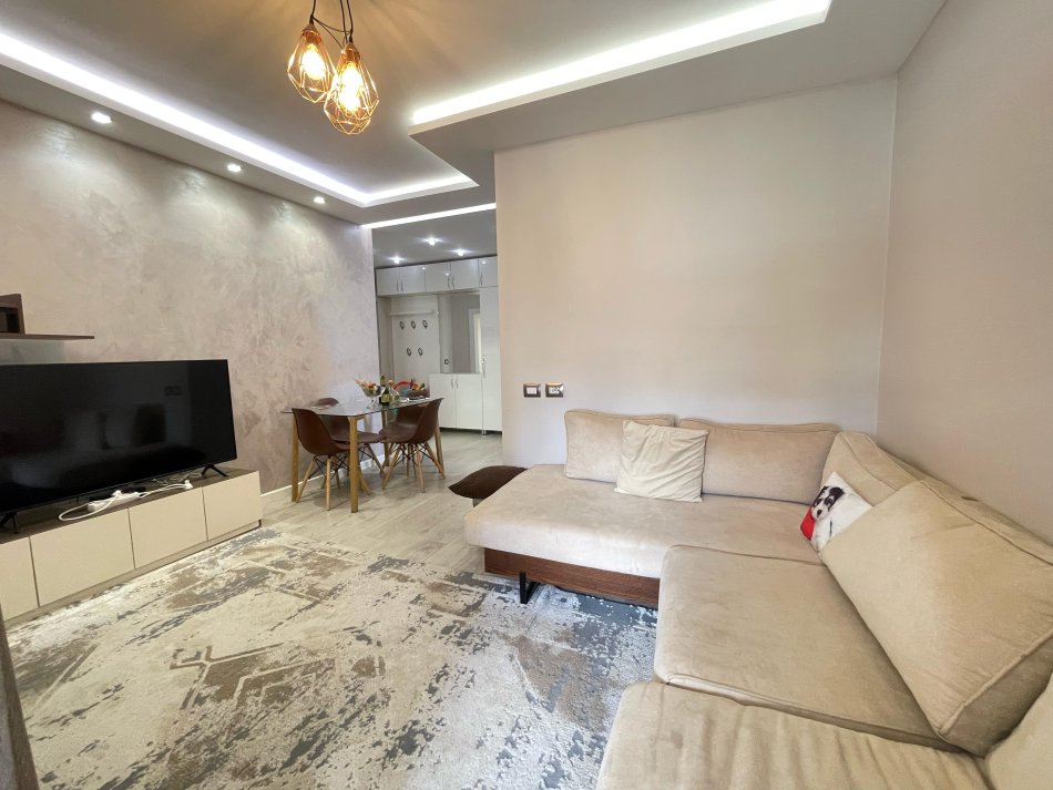 Tirane, jepet me qera apartament 2+1 Kati 8, 90 m² 700 € (Komuna e Parisit)