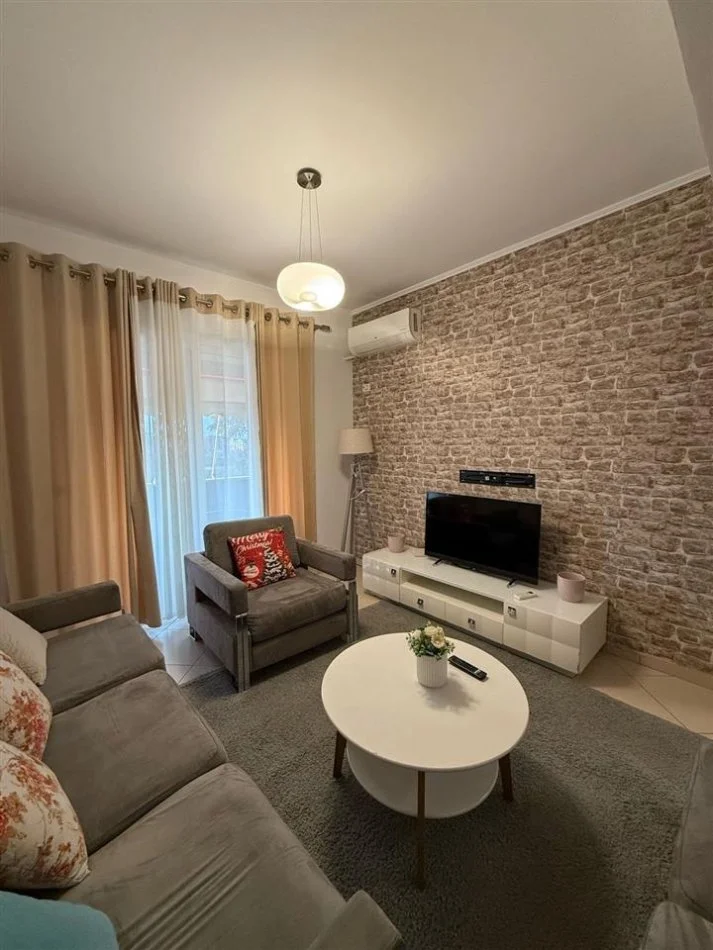 Tirane, jepet me qera apartament 2+1 Kati 3, 95 m² 550 € (Golden Park)