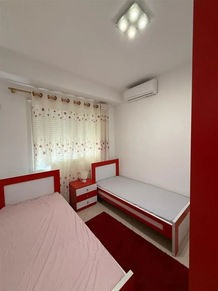 Tirane, jepet me qera apartament 2+1 Kati 3, 95 m² 550 € (Golden Park)