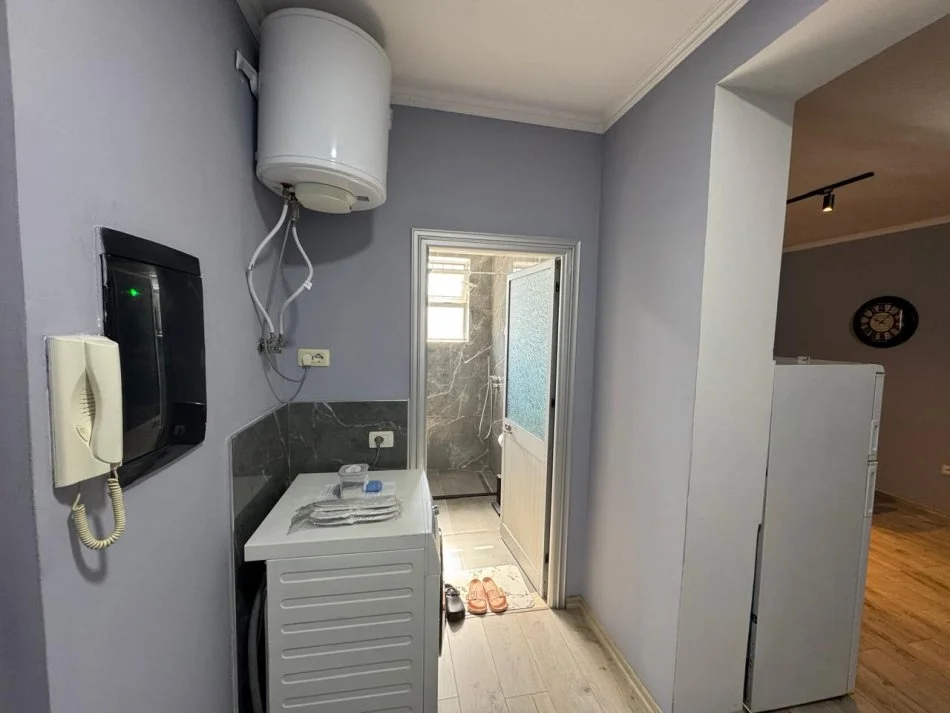 Tirane, jepet me qera apartament 2+1+Ballkon Kati 3, 105 m² 550 € (laprak)