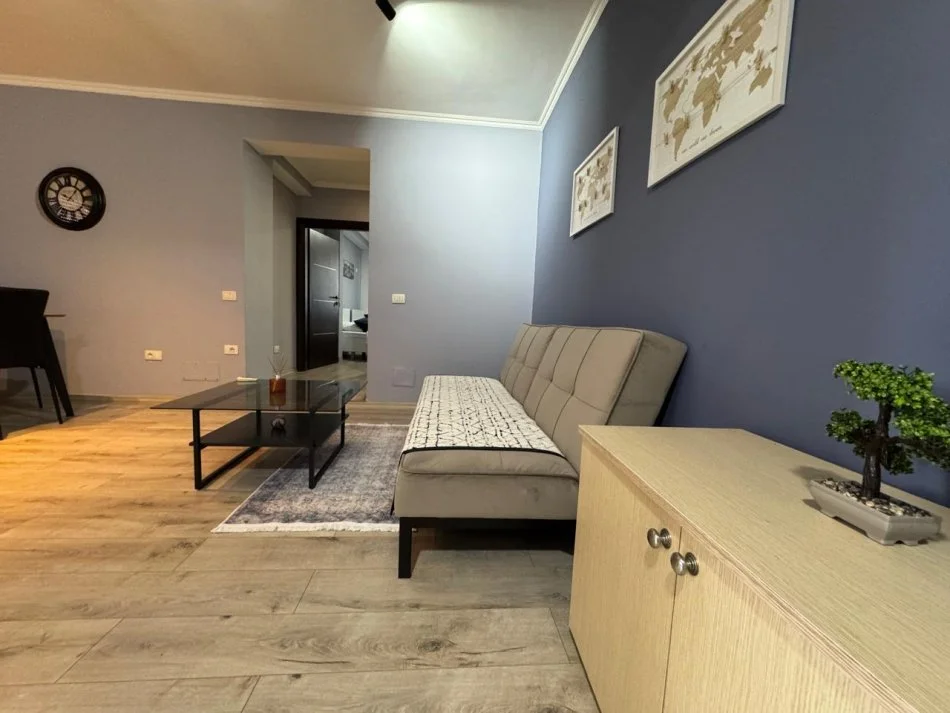 Tirane, jepet me qera apartament 2+1+Ballkon Kati 3, 105 m² 550 € (laprak)