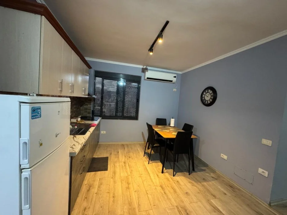 Tirane, jepet me qera apartament 2+1+Ballkon Kati 3, 105 m² 550 € (laprak)