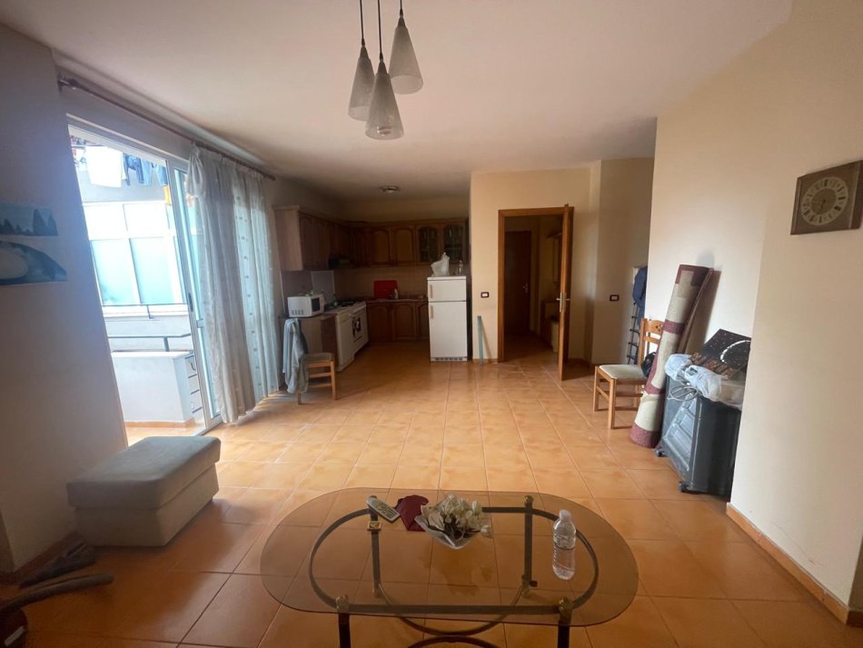 APARTAMENT  2+1  ME QIRA  500 € PRANE KOMUNES SE PARISIT