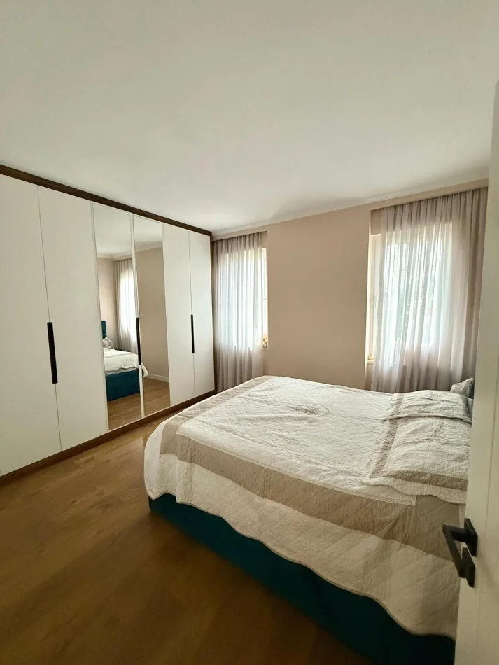 Tirane, jepet me qera apartament 2+1+Ballkon Kati 4, 110 m² 1.000 € (Rr. e Elbasanit)