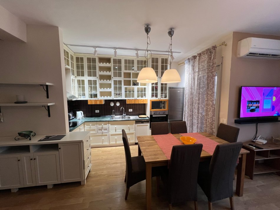 Tirane, jap me qera apartament 2+1+Ballkon Kati 2, 100 m² 750 € (PRANE KRISTAL CENTER)