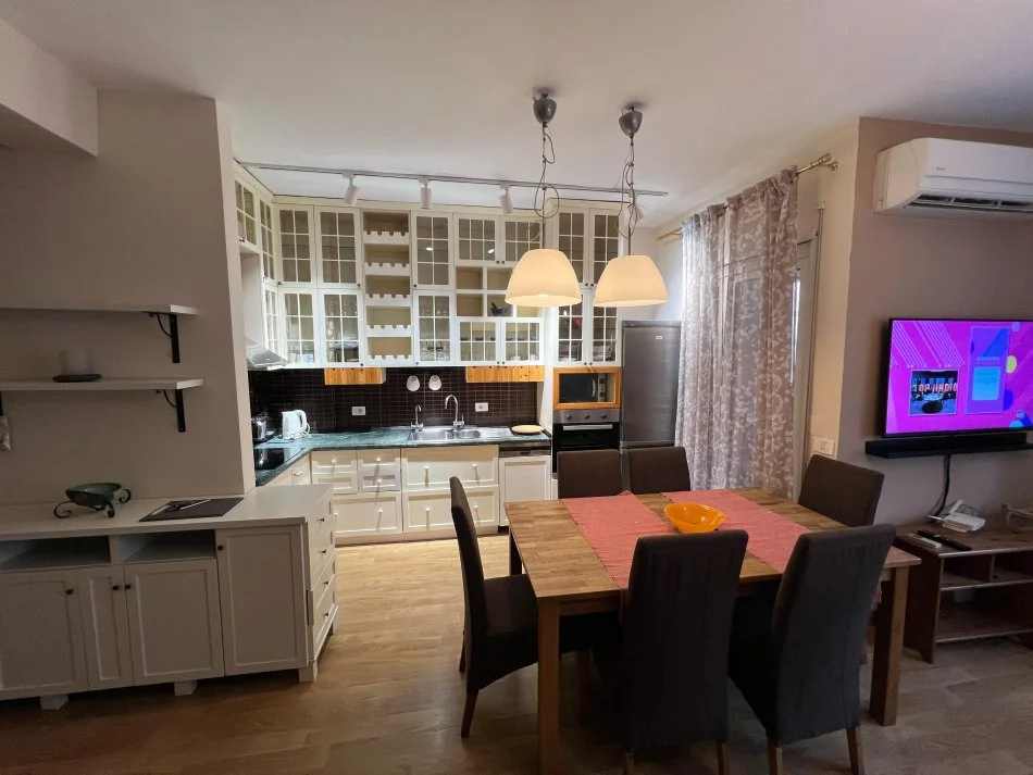 Tirane, jap me qera apartament 2+1+Ballkon Kati 2, 100 m² 750 € (PRANE KRISTAL CENTER)