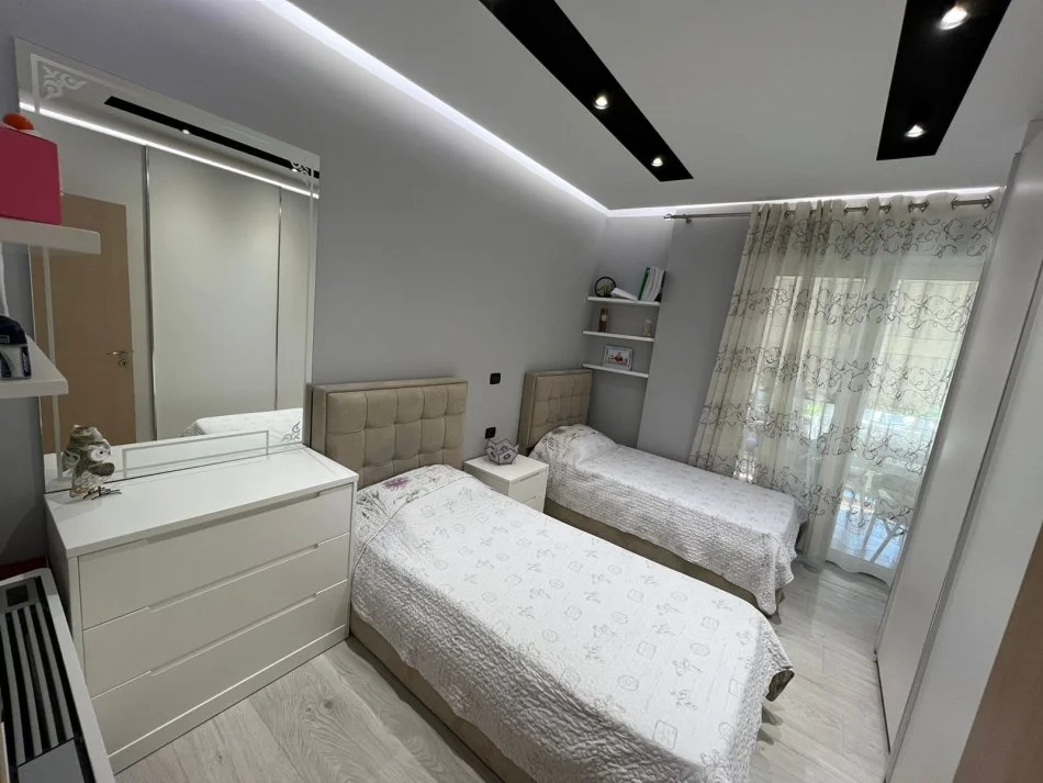 Tirane, jap me qera apartament 2+1+Ballkon Kati 2, 100 m² 800 € (LIQENI THATE)