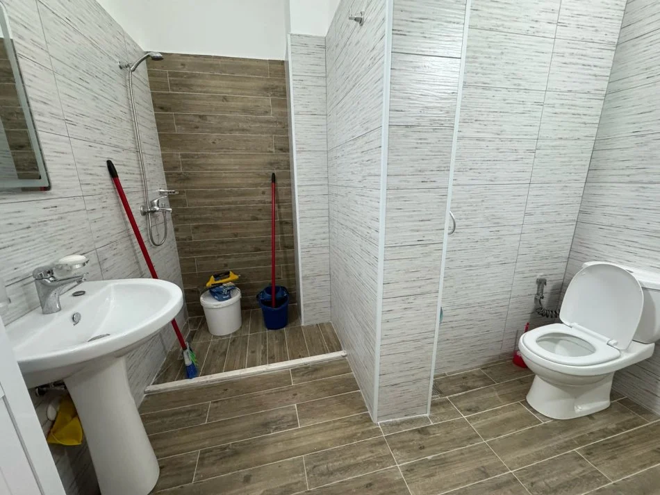 Durres Plazh, shitet apartament 2+1+Aneks+Ballkon Kati 1, 65 m² 77.000 € (Pavaresia)