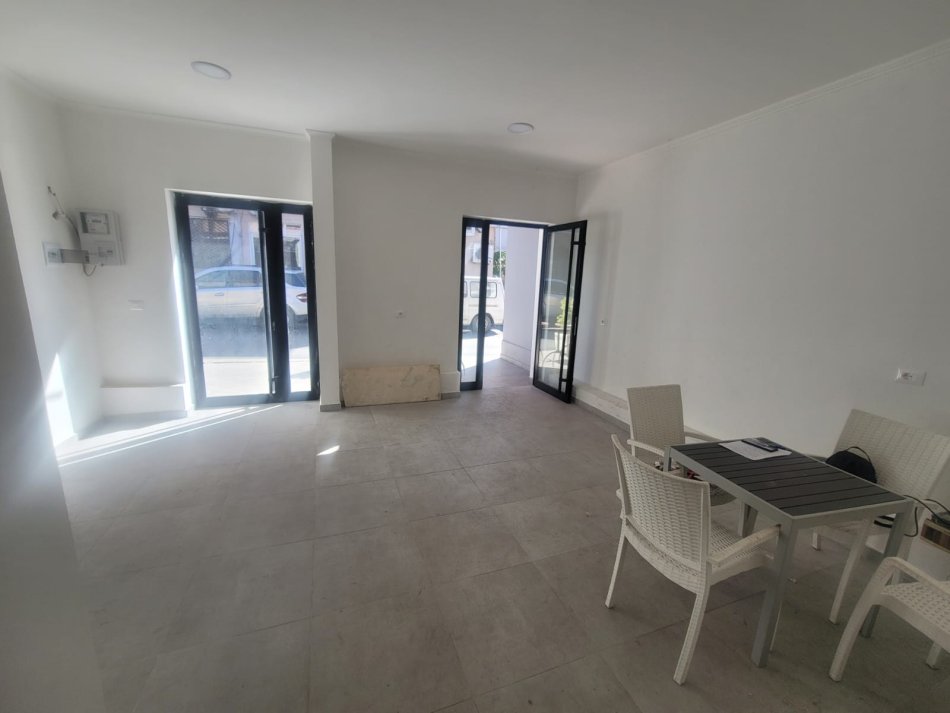 Tirane, jepet me qera Kati 0, 33 m² 250 € 