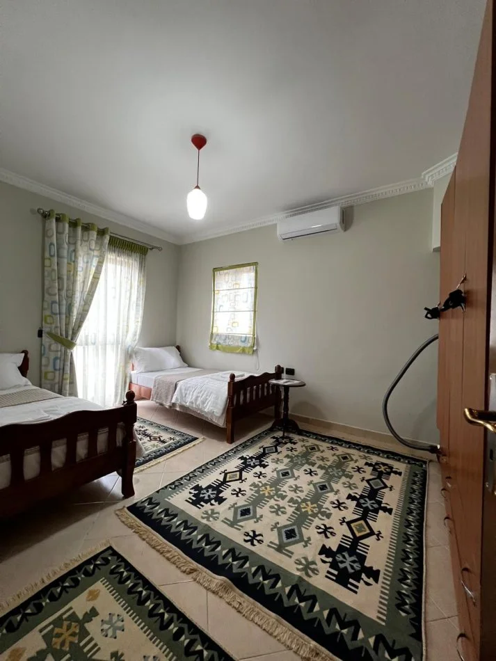 Tirane, jepet me qera apartament 2+1+Ballkon Kati 4, 115 m² 650 € (Rruga e Saraceve .)