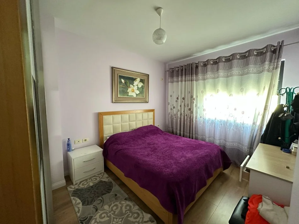 Tirane, jepet me qera apartament 1+1 Kati 8, 90 m² 500 € (rruga 5 maji)