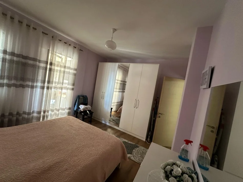 Tirane, jepet me qera apartament 1+1 Kati 8, 90 m² 500 € (rruga 5 maji)