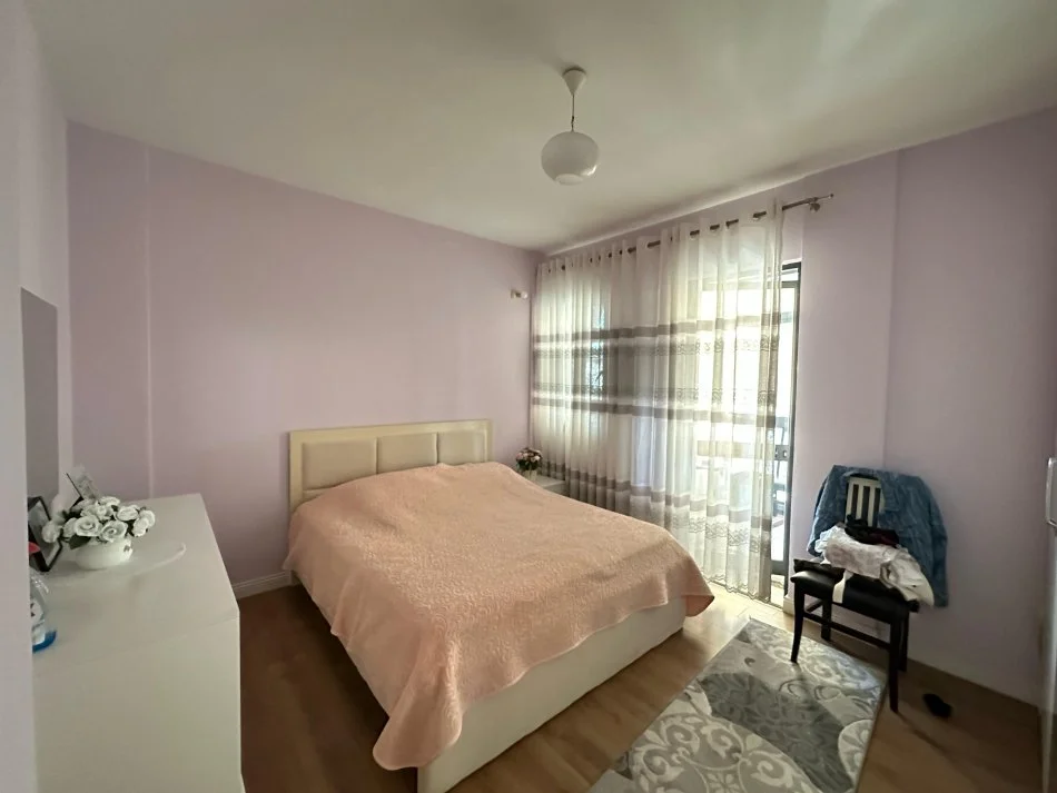 Tirane, jepet me qera apartament 1+1 Kati 8, 90 m² 500 € (rruga 5 maji)