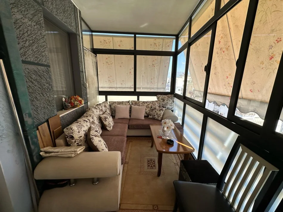 Tirane, jepet me qera apartament 1+1 Kati 8, 90 m² 500 € (rruga 5 maji)