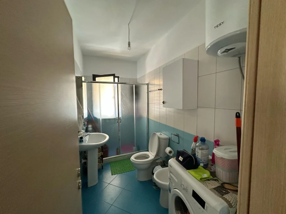 Tirane, jepet me qera apartament 1+1 Kati 8, 90 m² 500 € (rruga 5 maji)