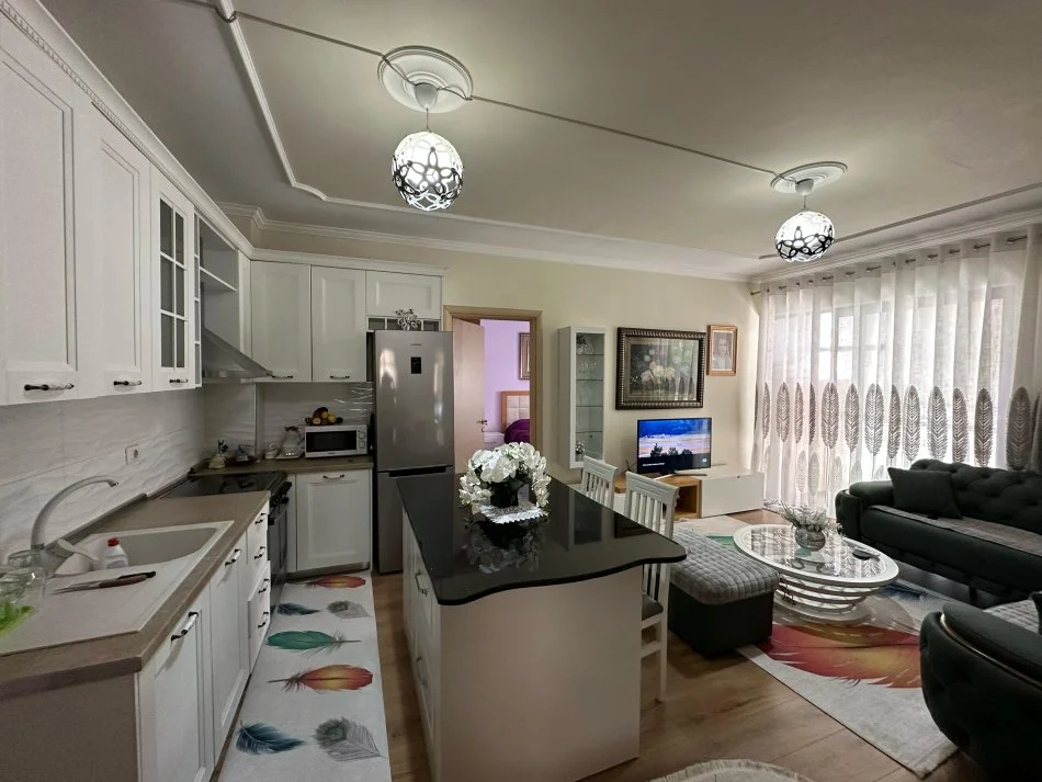 Tirane, jepet me qera apartament 1+1 Kati 8, 90 m² 500 € (rruga 5 maji)