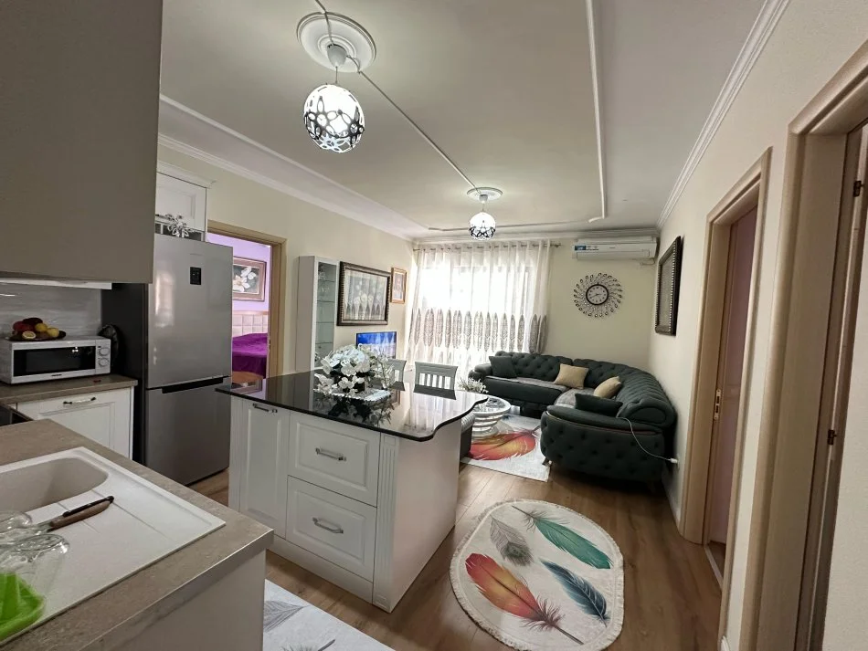 Tirane, jepet me qera apartament 1+1 Kati 8, 90 m² 500 € (rruga 5 maji)