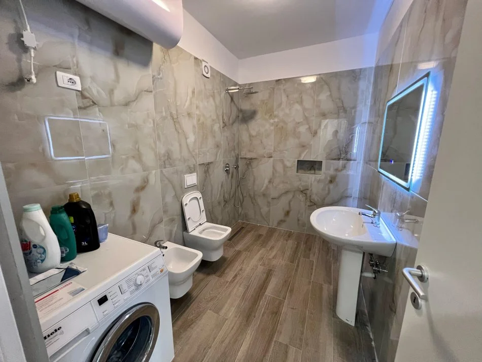 Tirane, jap me qera apartament 1+1 Kati 4, 65 m² 450 € (rruga 5 maji)