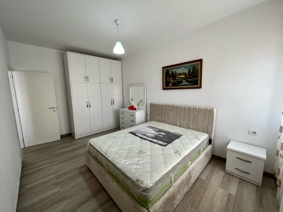 Tirane, jap me qera apartament 1+1 Kati 5, 65 m² 450 € (rruga 5 maji)