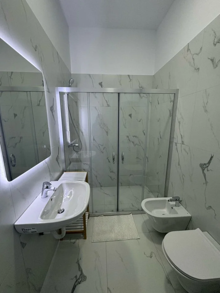 Tirane, jepet me qera apartament 1+1+Ballkon Kati 5, 70 m² 700 € (Delijorgji)