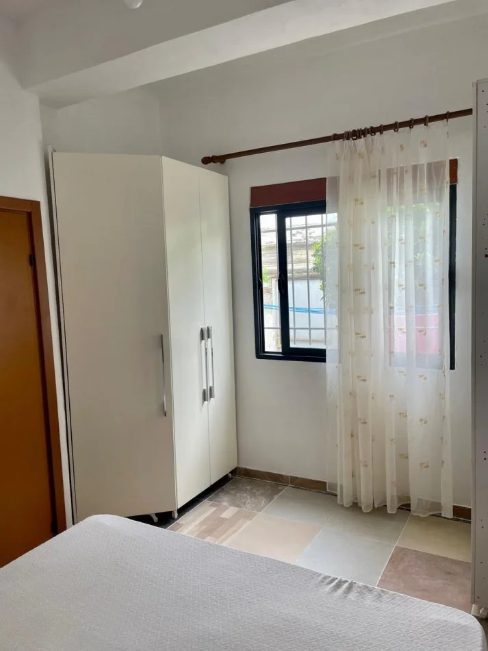 Tirane, jepet me qera apartament 2+1 Kati 1, 60 m² 370 € (Perball Shkolles Tirana Jone)
