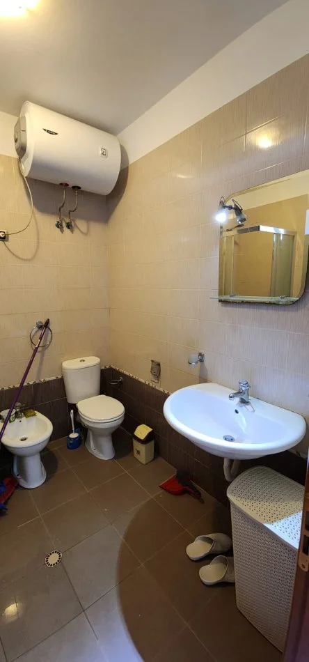 Tirane, jepet me qera apartament 1+1 Kati 1, 60 m² 60 € (Rruga Artan Lenja prane Ukt)