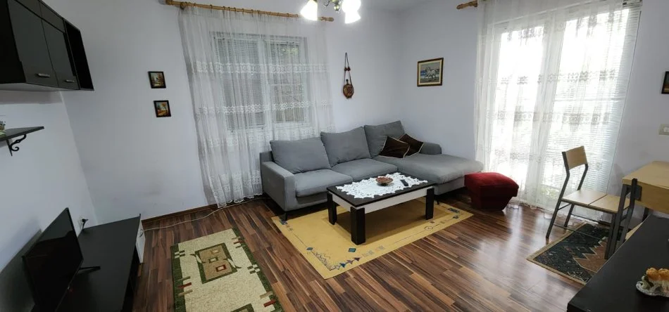 Tirane, jepet me qera apartament 1+1 Kati 1, 60 m² 60 € (Rruga Artan Lenja prane Ukt)