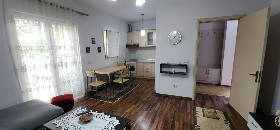 Tirane, jepet me qera apartament 1+1 Kati 1, 60 m² 60 € (Rruga Artan Lenja prane Ukt)