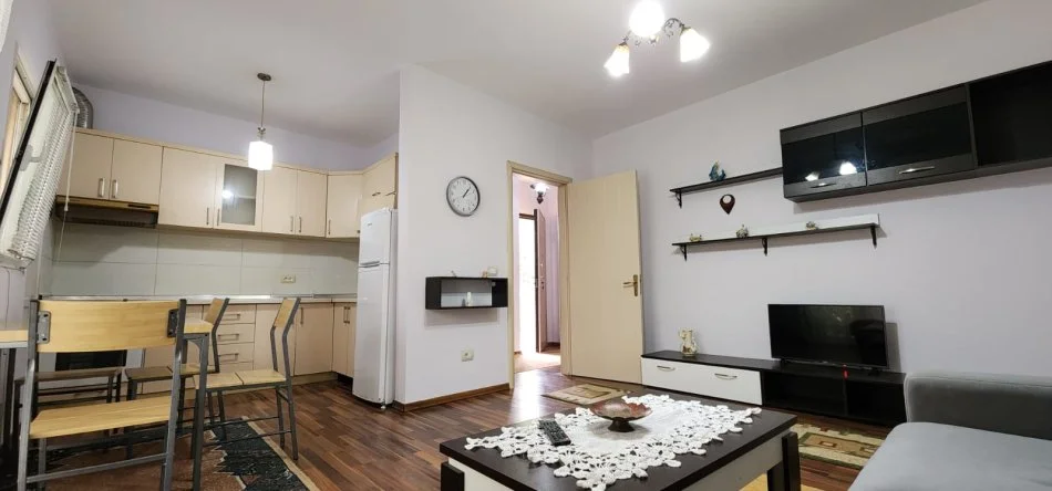 Tirane, jepet me qera apartament 1+1 Kati 1, 60 m² 60 € (Rruga Artan Lenja prane Ukt)