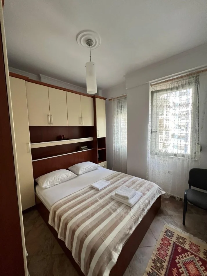 Tirane, jepet me qera apartament 2+1 Kati 3, 80 m² 600 € (Kompleksi Halili prane Selvis.)