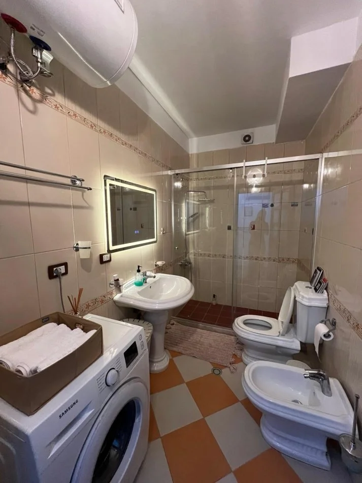 Tirane, jepet me qera apartament 2+1 Kati 3, 80 m² 600 € (Kompleksi Halili prane Selvis.)