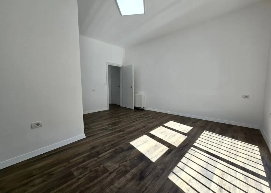 Tirane, jepet me qera zyre Kati 5, 93 m² 900 € (Komuna e Parisit)