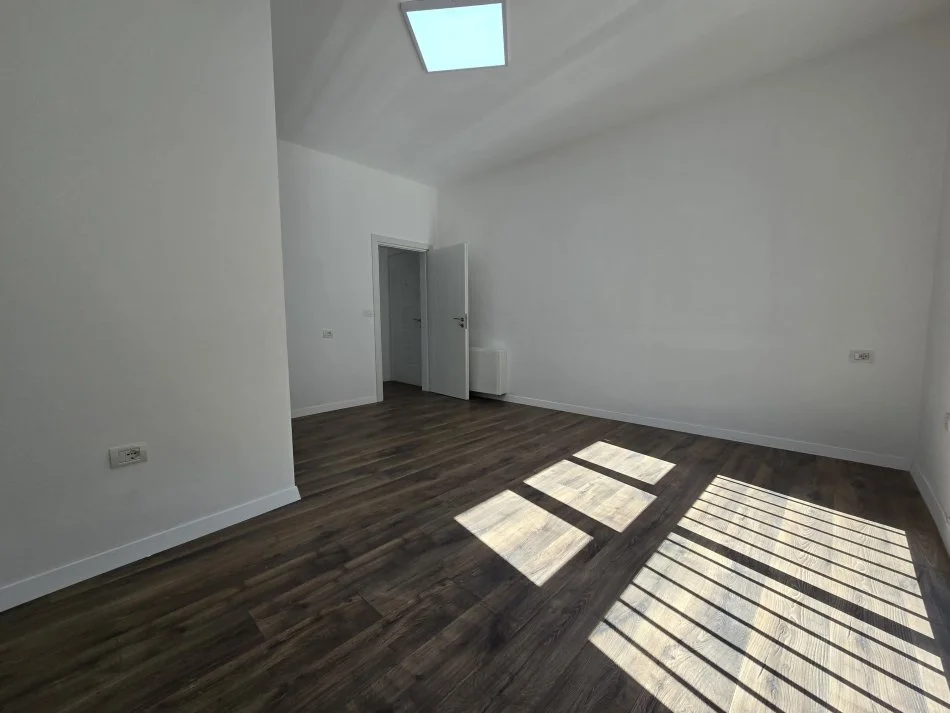 Tirane, jepet me qera zyre Kati 5, 93 m² 900 € (Komuna e Parisit)