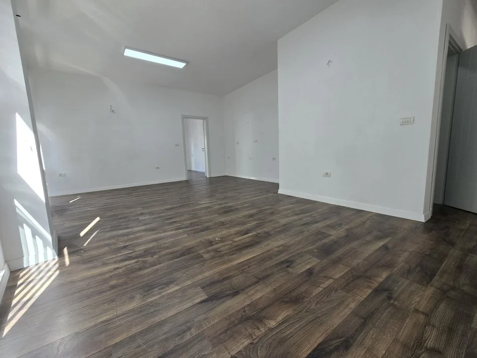 Tirane, jepet me qera zyre Kati 5, 93 m² 900 € (Komuna e Parisit)