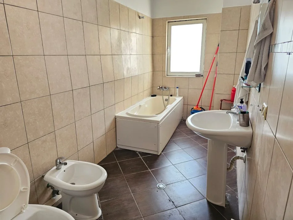 Tirane, jepet me qera apartament 2+1+Ballkon Kati 4, 120 m² 530 € (komuna e parisit)