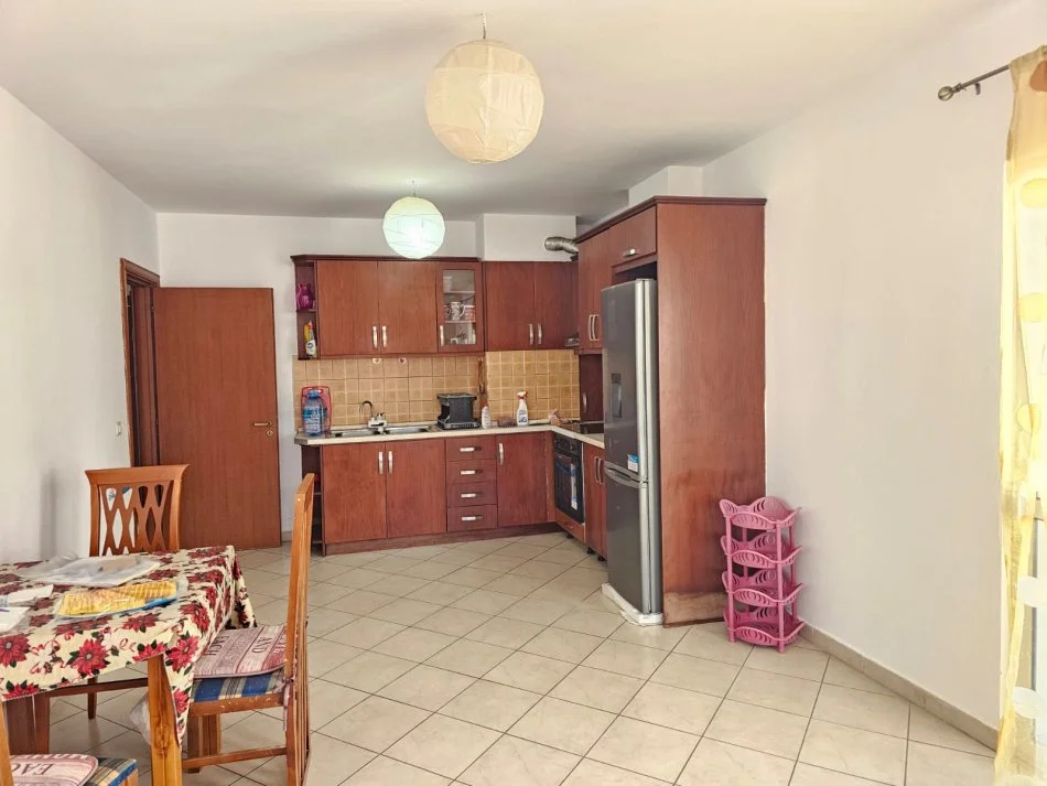 Tirane, jepet me qera apartament 2+1+Ballkon Kati 4, 120 m² 530 € (komuna e parisit)