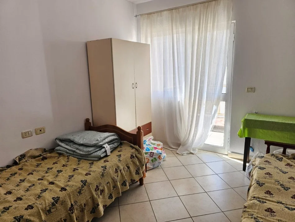 Tirane, jepet me qera apartament 2+1+Ballkon Kati 4, 120 m² 530 € (komuna e parisit)