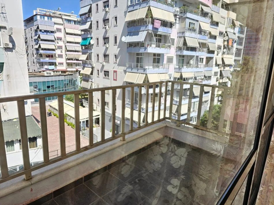 Tirane, jepet me qera apartament 2+1+Ballkon Kati 4, 120 m² 530 € (komuna e parisit)