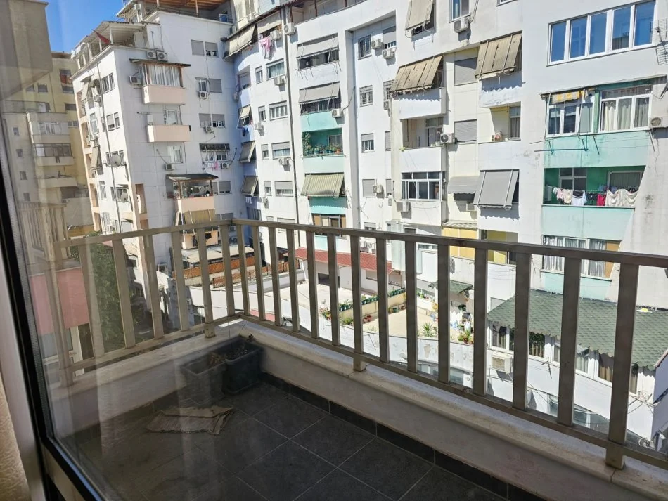 Tirane, jepet me qera apartament 2+1+Ballkon Kati 4, 120 m² 530 € (komuna e parisit)