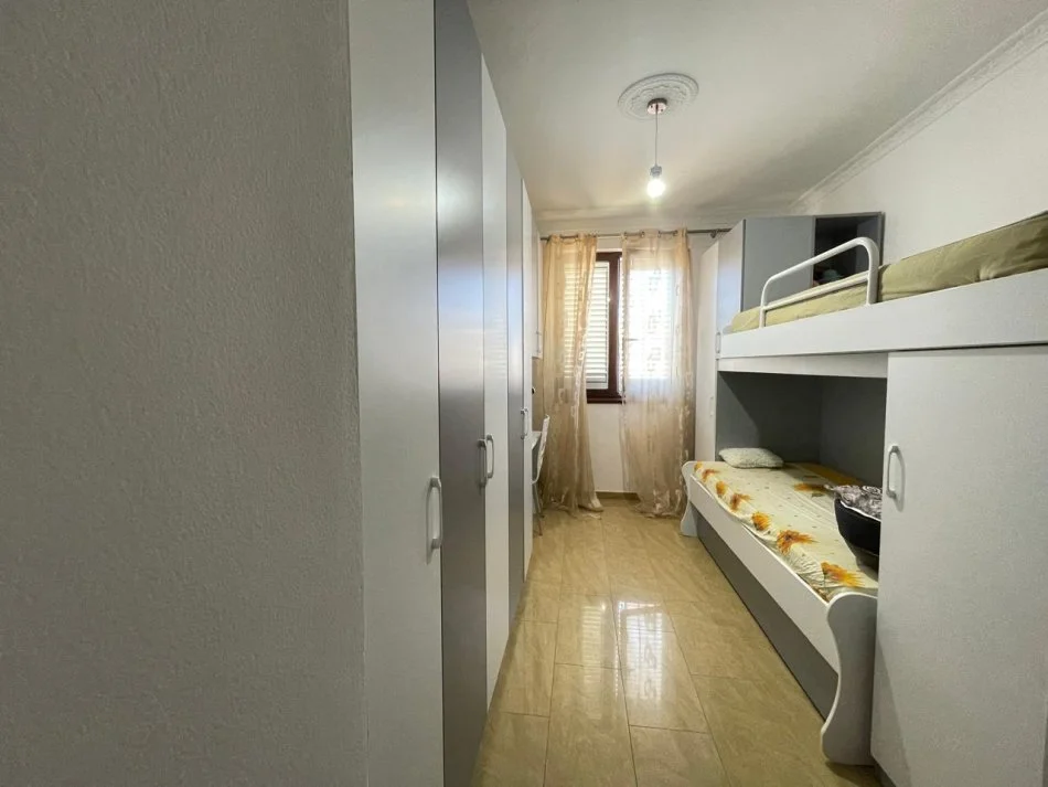 Vlore, jepet me qera apartament 2+1+Ballkon Kati 8, 98 m² 550 € (Lungomare)