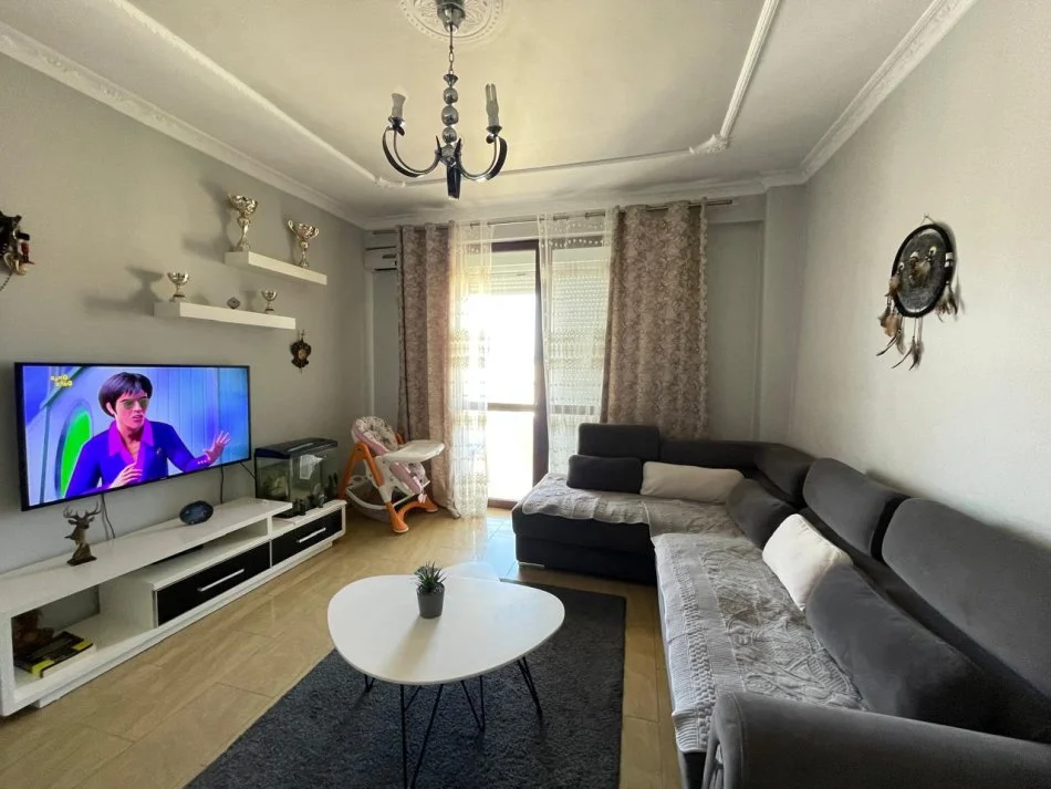Vlore, jepet me qera apartament 2+1+Ballkon Kati 8, 98 m² 550 € (Lungomare)