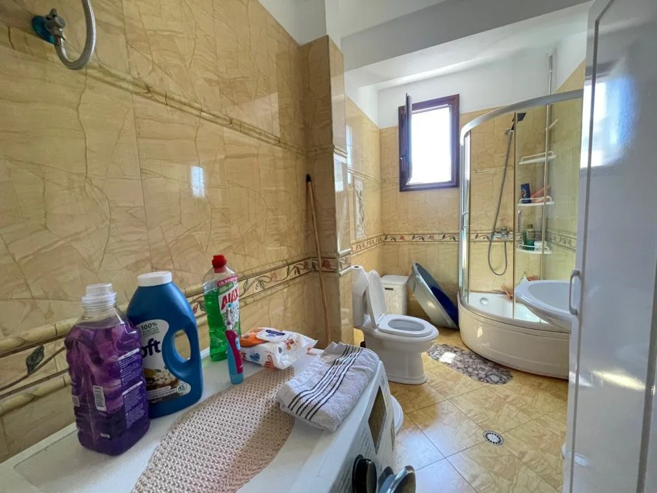 Vlore, jepet me qera apartament 2+1+Ballkon Kati 8, 98 m² 550 € (Lungomare)