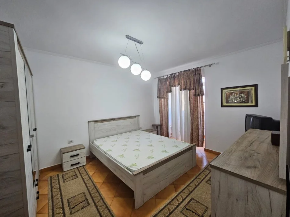 Tirane, jepet me qera apartament 3+1 Kati 5, 400 € (Xhamllik)